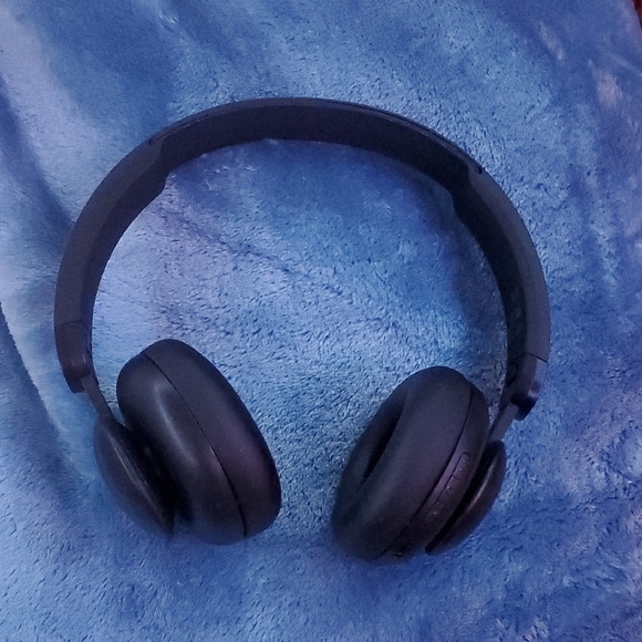 Onn. Other - Sleek Black Over-Ear Headphones with Ergonomic Design